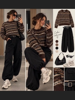 Czekoladowy sweter we wzory